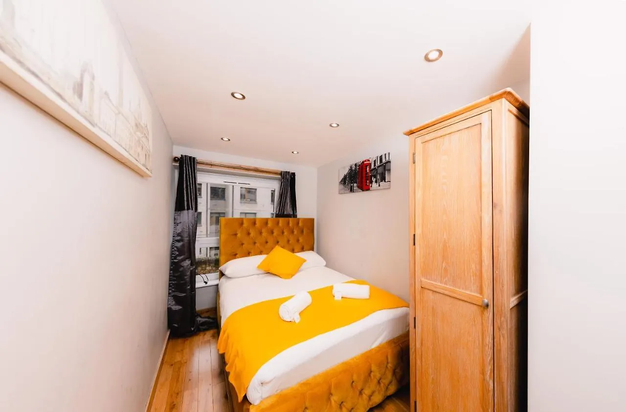 Superb Luxury Quality Central Apartment On Canal