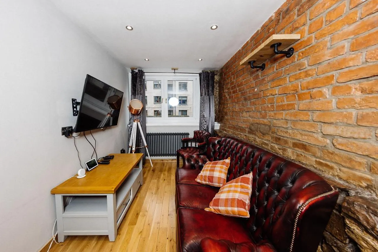 Superb Luxury Quality Central Apartment On Canal