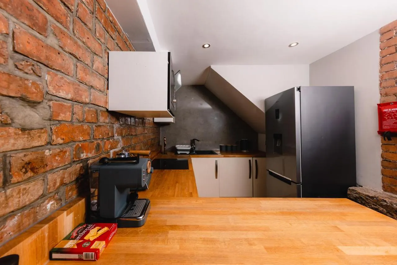 Superb Luxury Quality Central Apartment On Canal