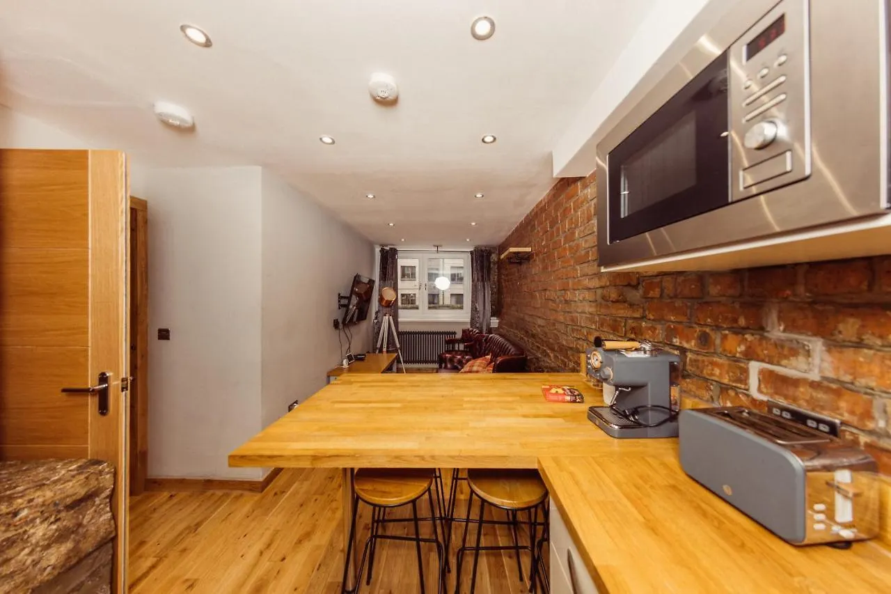 Superb Luxury Quality Central Apartment On Canal