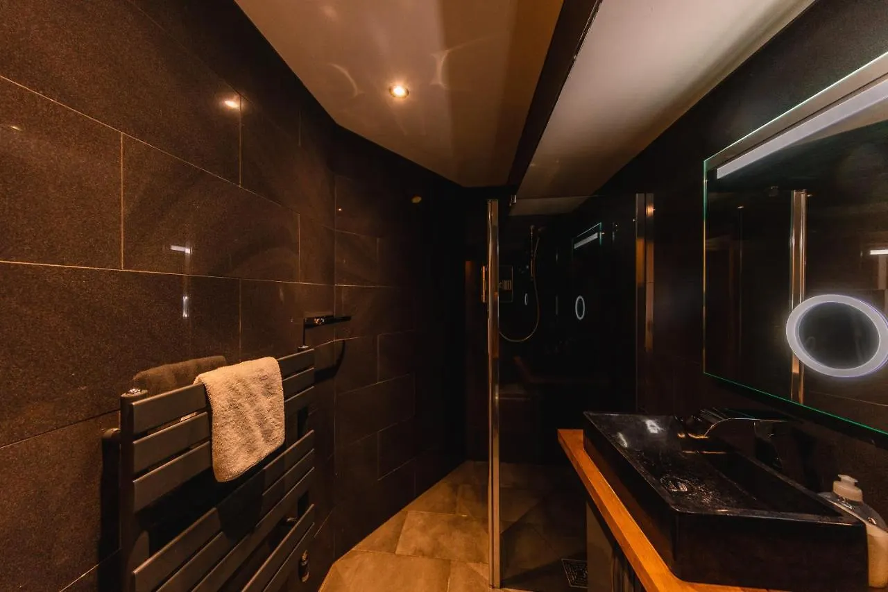 Superb Luxury Quality Central Apartment On Canal