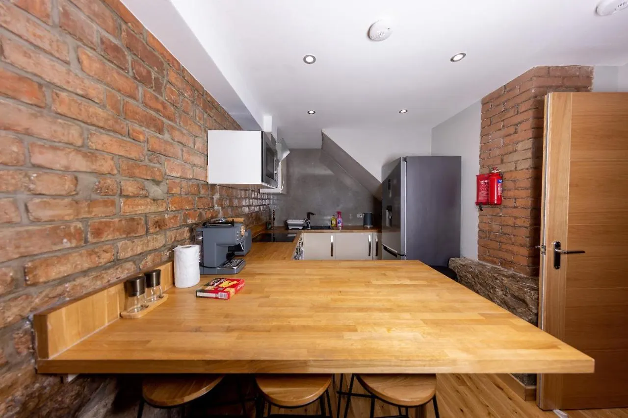 Superb Luxury Quality Central Apartment On Canal  Edinburgh