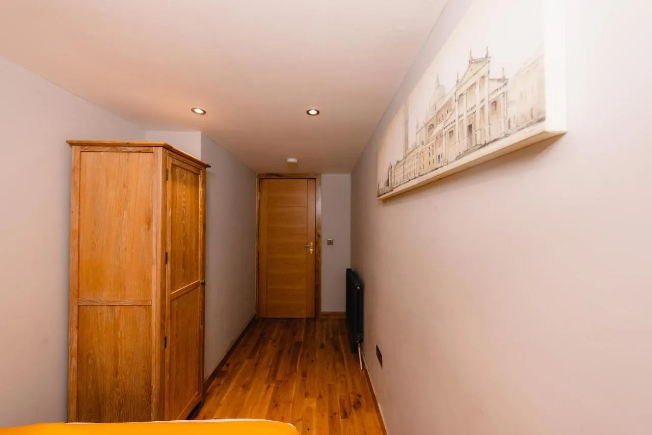 Superb Luxury Quality Central Apartment On Canal