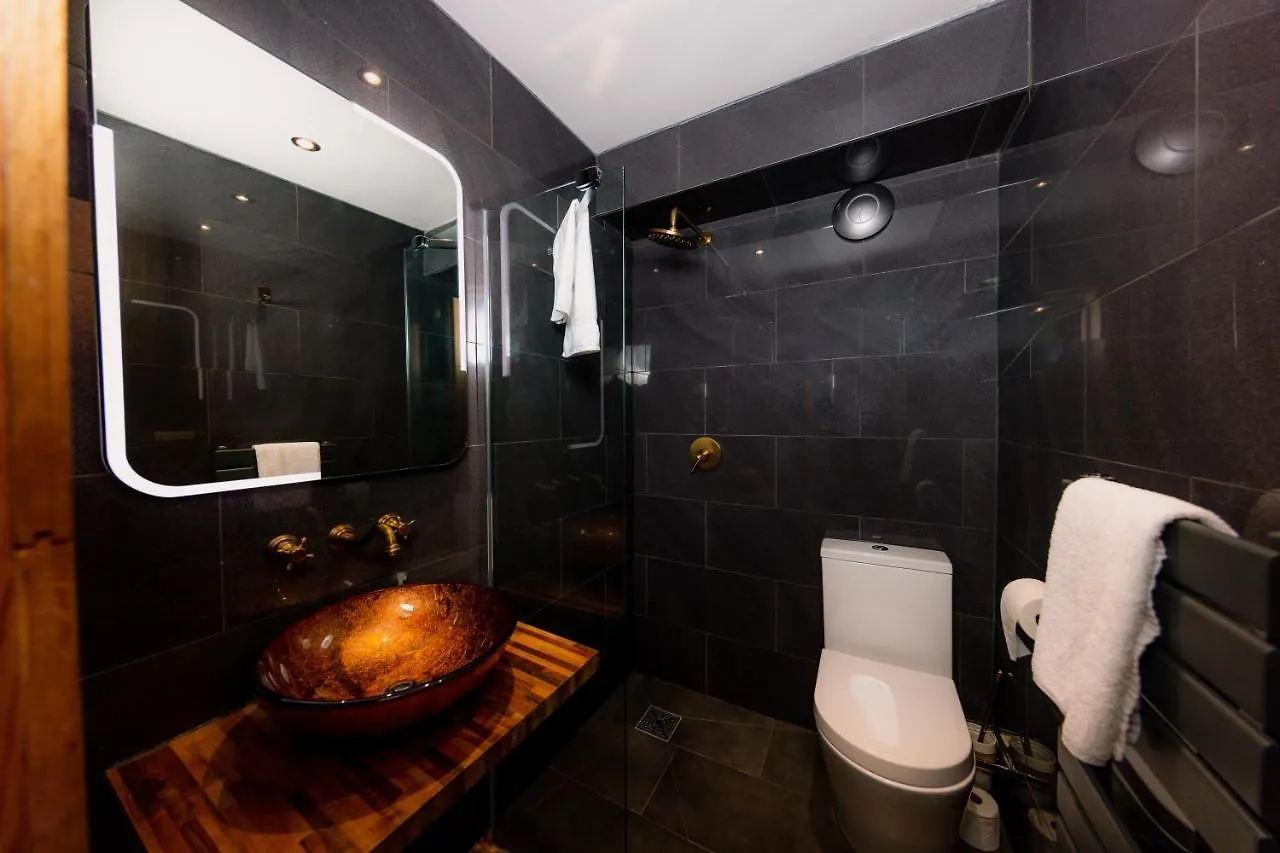 Superb Luxury Quality Central Apartment On Canal