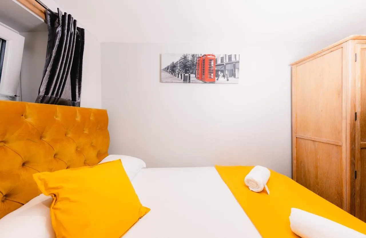 Superb Luxury Quality Central Apartment On Canal
