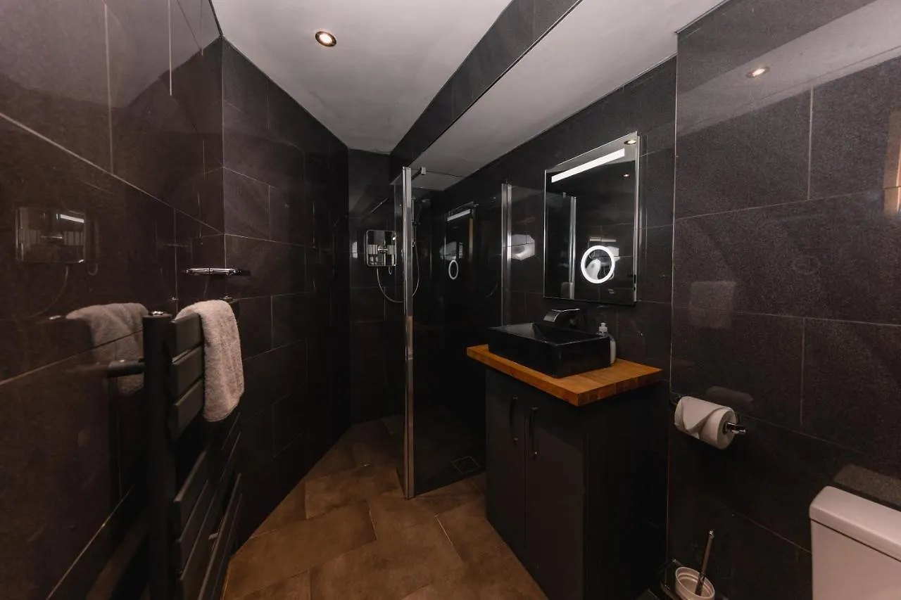 Superb Luxury Quality Central Apartment On Canal  Edinburgh